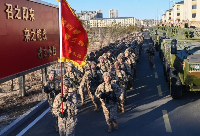 三营官兵手擎战旗、高喊呼号、奔赴训练场