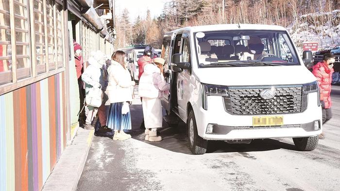 近年来，长白山景区冬季受游客青睐。张楠 摄