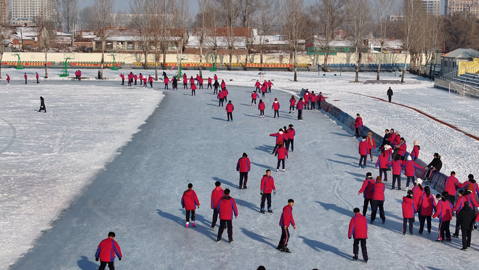 学生体验滑冰