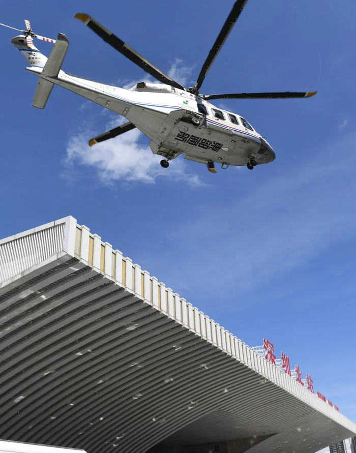 2024年6月28日，直升机从深圳北站起飞。新华社记者 毛思倩 摄