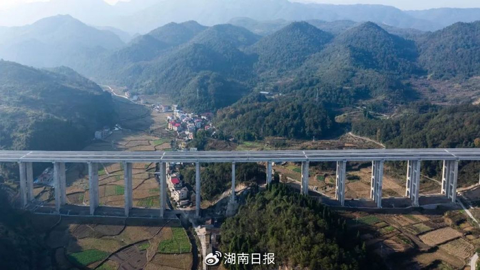 （永新高速上的桥梁。）