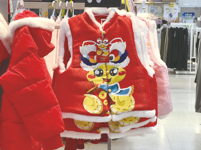     萌蛇图案棉背心。本报记者 宋延康 摄