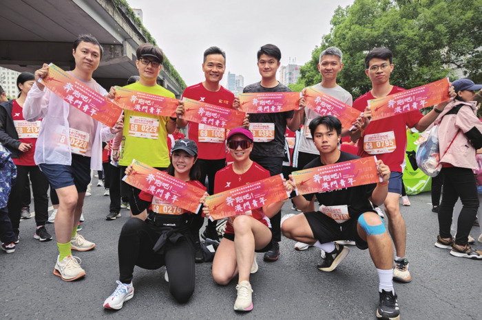 罗奕龙（后排左三）参加2024长沙马拉松