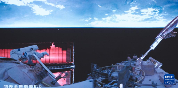 12月17日在北京航天飞行控制中心拍摄的神舟十九号航天员宋令东在空间站组合体舱外工作的画面。新华社记者李杰 摄