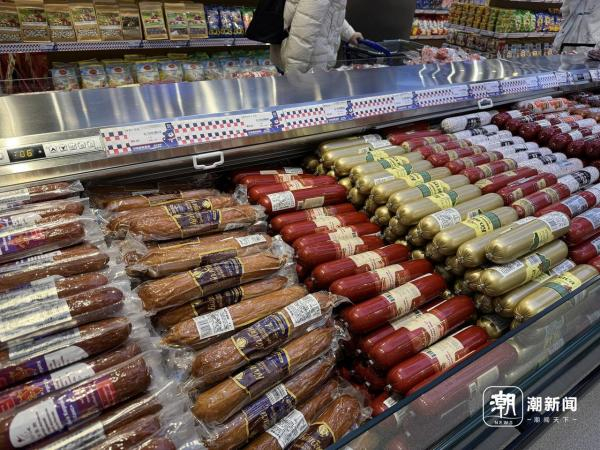 冰柜中的香肠制品，大多产自中国黑龙江和内蒙古。金檬/摄