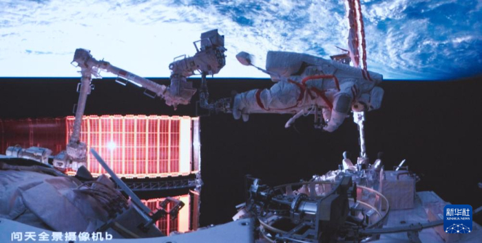 12月17日在北京航天飞行控制中心拍摄的神舟十九号航天员蔡旭哲在空间站组合体舱外工作的画面。新华社记者李杰 摄