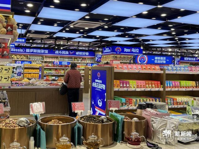 不少“俄罗斯商品馆”标语突出俄罗斯商品。金檬 摄