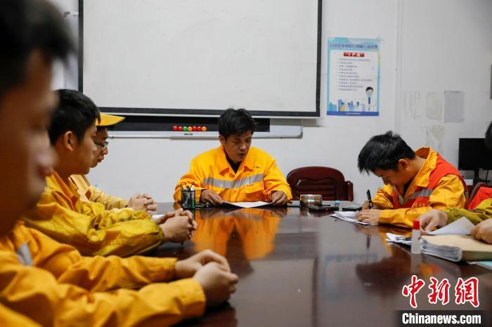图为李建忠开每日班前会。廖婧余 摄