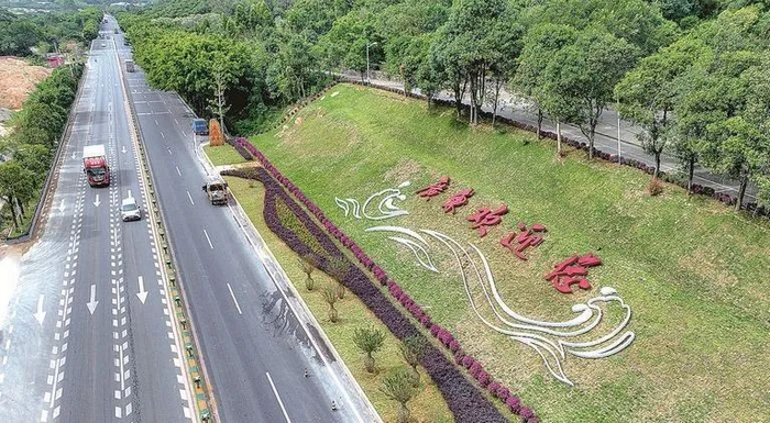 国道G228线饶平与诏安交界路段平坦宽阔，风景靓丽。