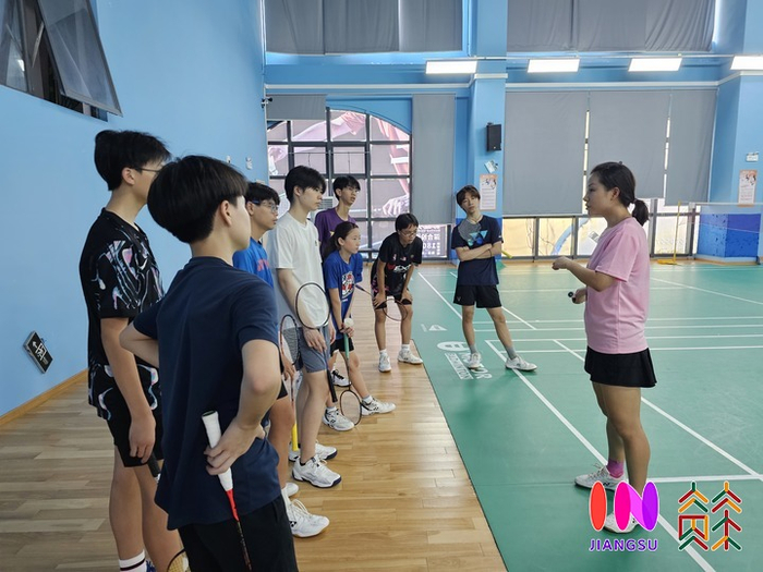 马晋对前来参加港澳大湾区青少年羽毛球交流活动的选手进行指导