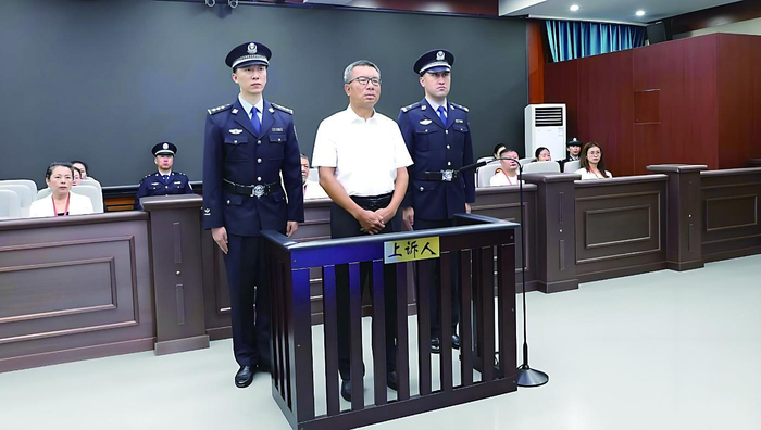     李建平（中）受审