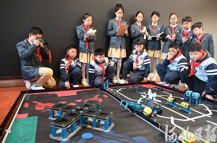 12月2日，雄安容和金源小学科技课堂上，学生们进行校园机器人大赛。河北日报记者刘光昱摄