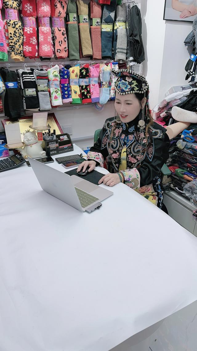 傅江燕和客户线上交流。 受访者供图