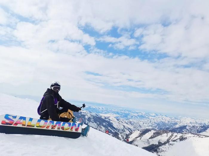  图：KE在新疆可可托海滑雪场