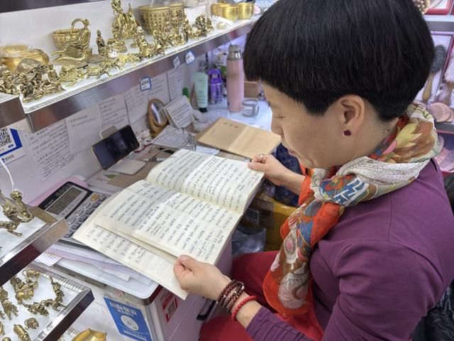 单晨晓在学习英语。 朱凌君摄