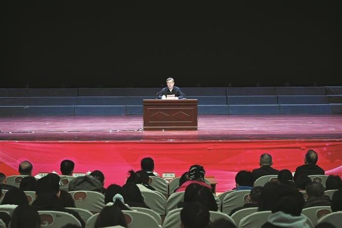     十二月十八日，自治区党委副书记、兵团党委书记、政委何忠友在石河子大学为各族师生讲授思政课。    兵团日报全媒体记者  张鑫  摄