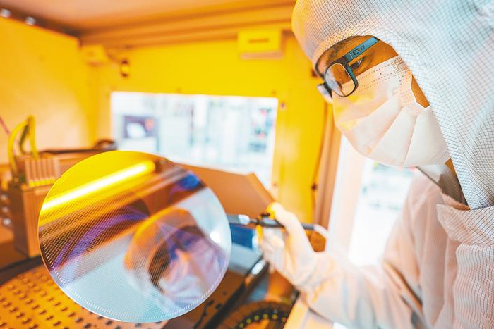 九峰山实验室内，科研人员在检查芯片晶圆完整度。 （湖北日报全媒记者 魏铼 摄）