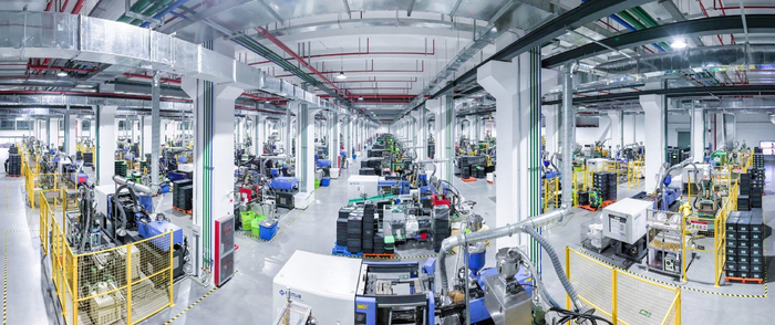 图为智能机器人在三笑集团绿色智能生产车间里生产作业。资料图片