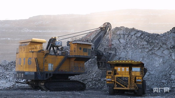 东露天矿中巨大的电铲在远程操控下，将岩石装载到矿用卡车上（央广网记者  郎麒  摄）