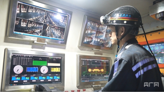 后安煤矿工人操作设备进行煤炭开采（央广网记者  郎麒  摄）