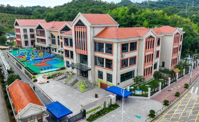 航拍干净明亮的幼儿园（央广网发  肖江峰  摄）