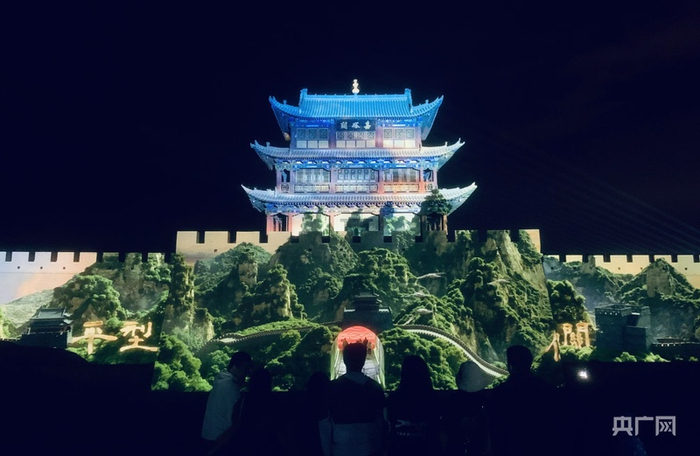 嘉峪关关城景区公开展映《天下嘉峪关》（央广网记者 李红军 摄）