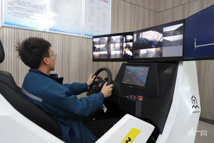 东露天矿技术人员正在操作卡车应急接管平台（央广网记者  郎麒  摄）