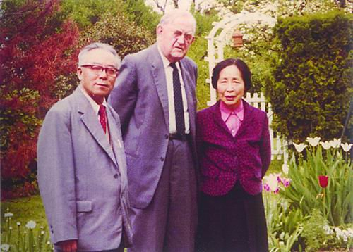 1980年,卢鹤绂夫妇与约翰·巴丁（中）。
