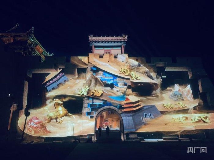 嘉峪关关城景区公开展映《天下嘉峪关》（央广网记者 李红军 摄）