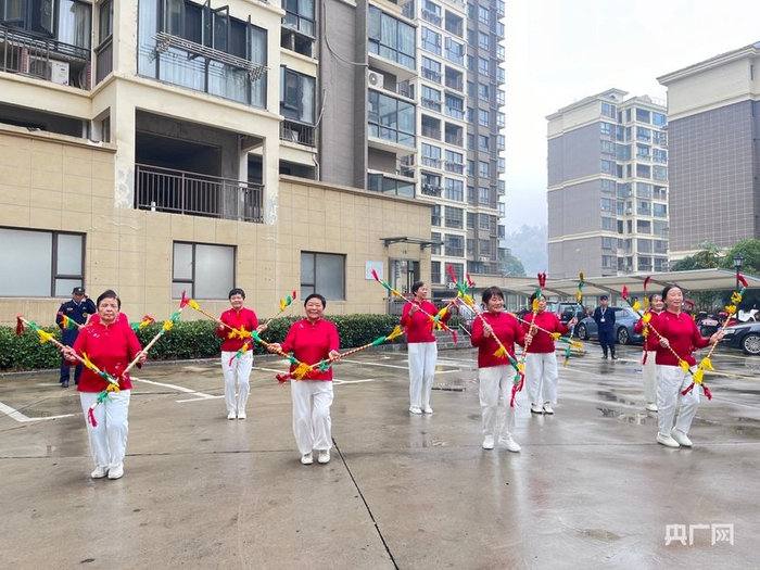 御珑湾小区内，居民正在锻炼身体（央广网实习记者  刘珈秀  摄）