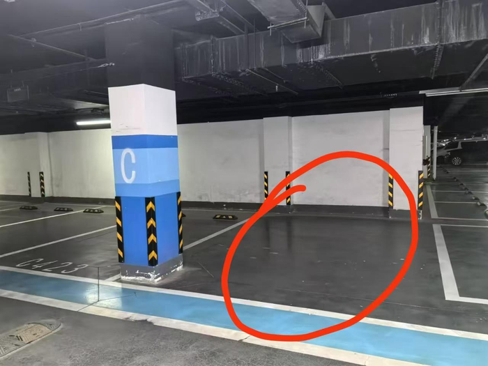 ▲知情人称建仓房的灰空间并非车位&nbsp;受访者供图