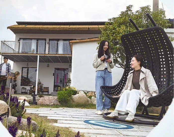 游客在涂山村觅悦宅民宿休闲。（资料图片）