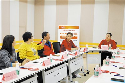 12月13日，昌平区回龙观金域华府社区举办协商议事会。新京报记者 田杰雄 摄