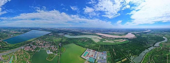 获批建设以来，济南新旧动能转换起步区瞄准绿色低碳新城定位，加快培育新质生产力。图为航拍的济南市沿黄生态风貌带。