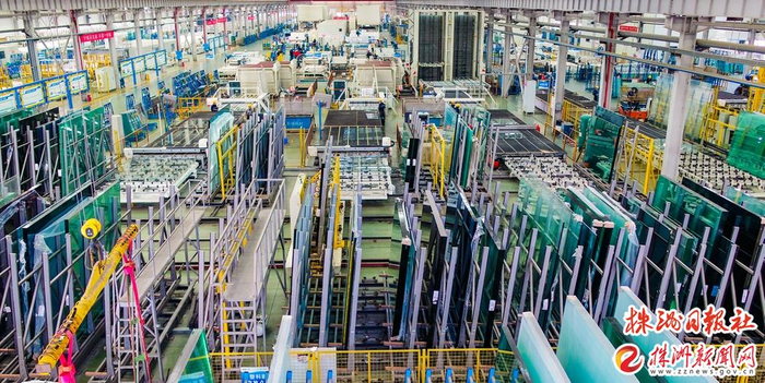 ▲旗滨节能玻璃车间。张斌 摄