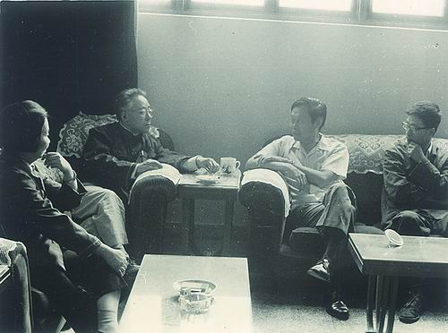 1971年，谢希德（左一）、卢鹤绂（左二）、杨福家（右一）接待杨振宁（右二）来访。