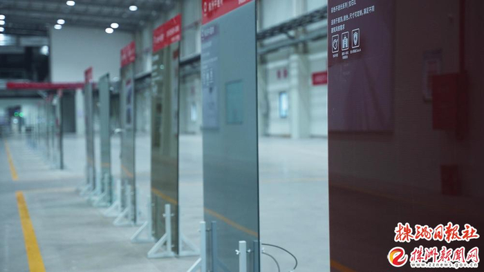 ▲碲化镉薄膜发电玻璃。谢慧 摄