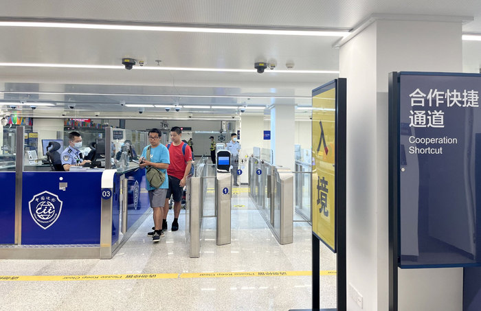 旅客在横琴口岸通过快捷通道过关。新华社记者 卢汉欣 摄