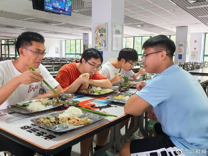 唐尚珺体测完在食堂用餐。图/九派新闻　周雨禾