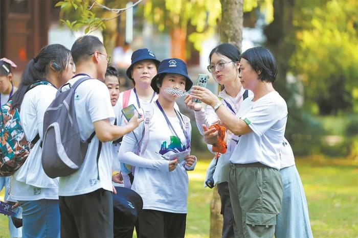 在武夷山国家公园，讲解地质构造与生物多样性等自然科学知识。