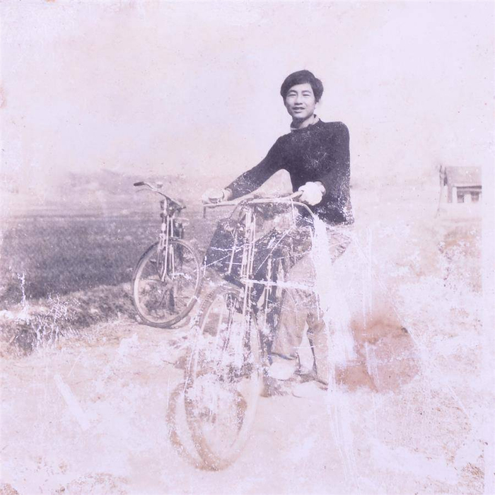 1989年，罗学品骑着自行车在随县乡间收购香菇。受访者供图