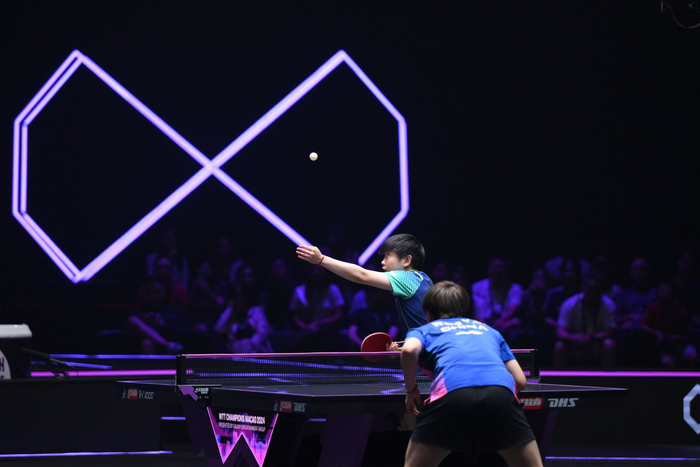 2024年世界乒乓球职业大联盟（WTT）澳门冠军赛女子单打决赛，孙颖莎（左）和王艺迪在比赛中。新华社记者 张金加 摄