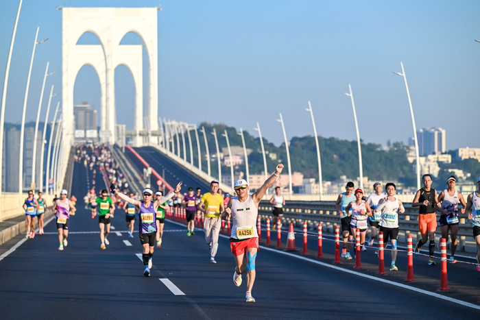 12月1日，2024澳门国际马拉松鸣枪开跑。 新华社发 张金加 摄