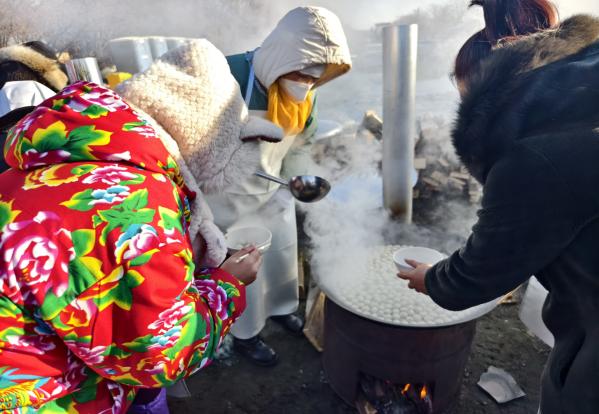 （游客在美食区体验美食）