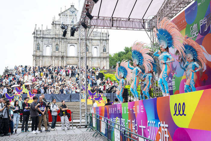 3月22日，活动艺团在澳门大三巴牌坊前演出。新华社记者 张金加 摄