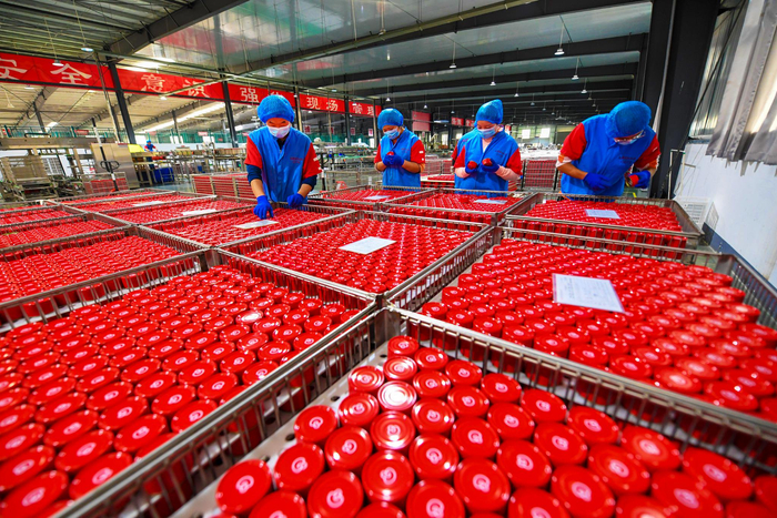 品源（随州）现代农业发展有限公司生产车间，工人在加紧赶制香菇酱订单。（湖北日报全媒记者田悦 通讯员郭海洲 摄）