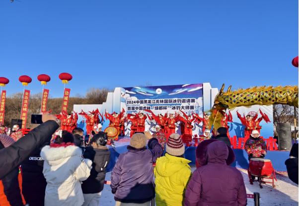 （开幕式活动现场气氛热烈）