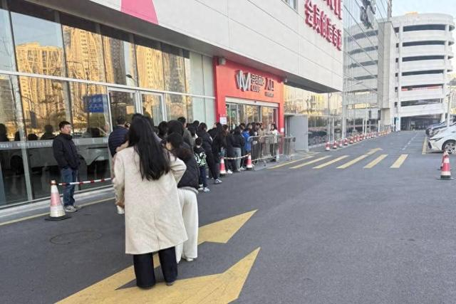图：M会员店扬州店外顾客排队等候购买国补商品