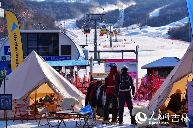 松花湖雪街展示的冰雪装备。人民网记者 李洋摄