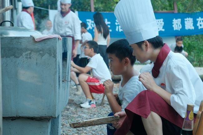 图：李锦记可持续“李”想计划走进社区、学校传播可持续饮食文化